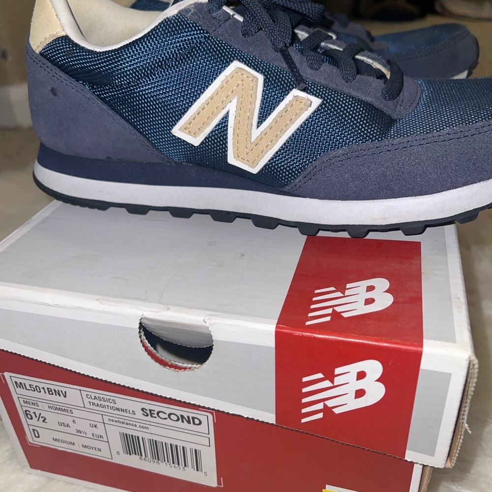 New Balance Classics Traditional Mens 6.5| Women’s 8